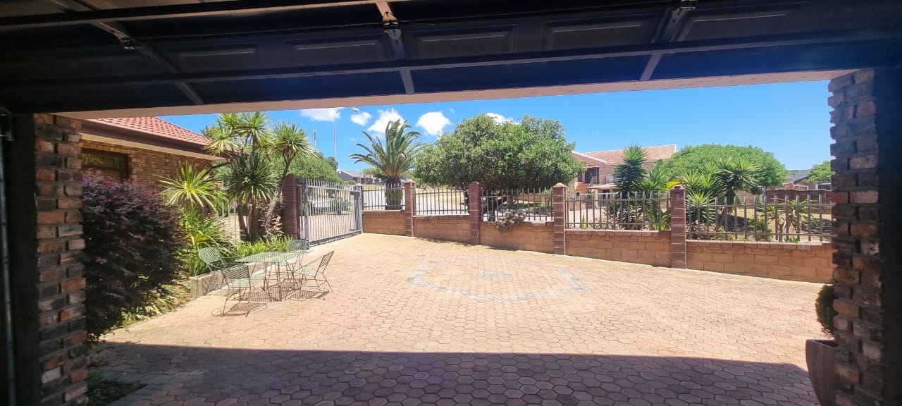 4 Bedroom Property for Sale in Hartenbos Heuwels Western Cape